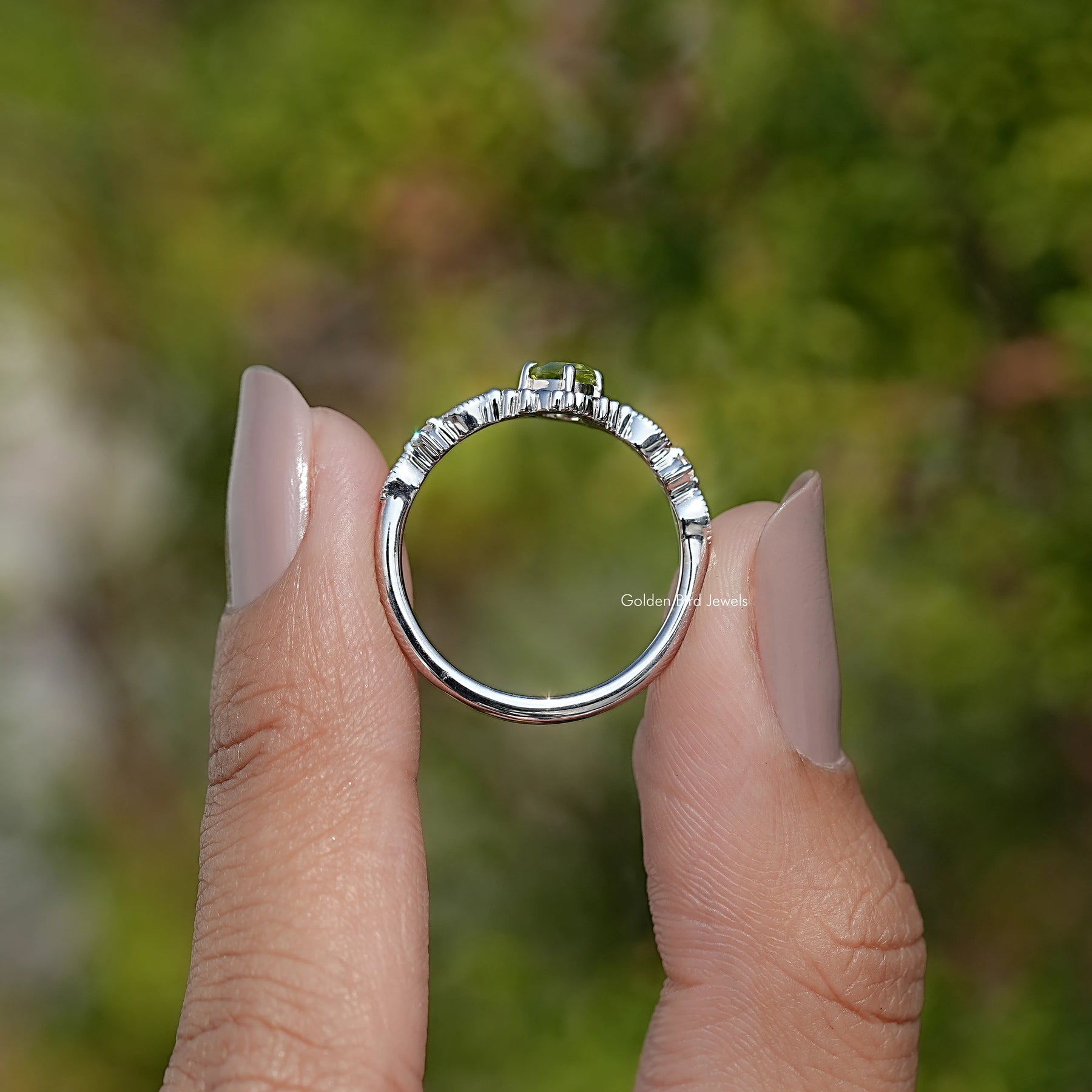 Peridot-Grüner Ovalschliff-Gemstein-Akzent-Ring