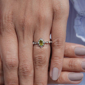 Peridot-Grüner Ovalschliff-Gemstein-Akzent-Ring