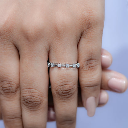 Farbloser Moissanit-Halb-Eternity-Ring im Prinzessschliff