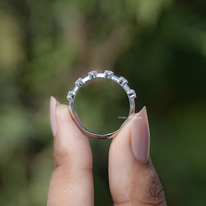 Farbloser Moissanit-Halb-Eternity-Ring im Prinzessschliff