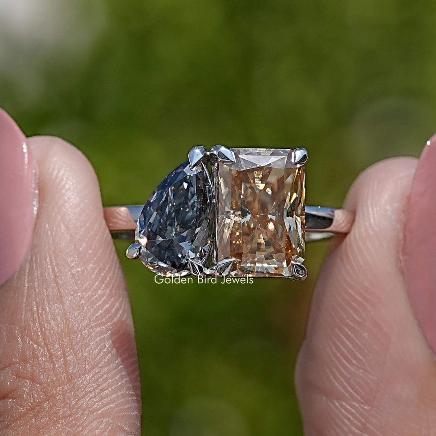 Toi Moi-Ring mit Moissanit in ausgefallenen Farben und strahlendem Birnenschliff