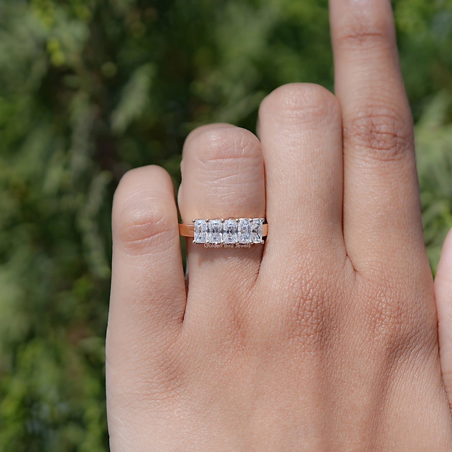 Moissanit-Ring mit fünf Steinen im Radiantschliff