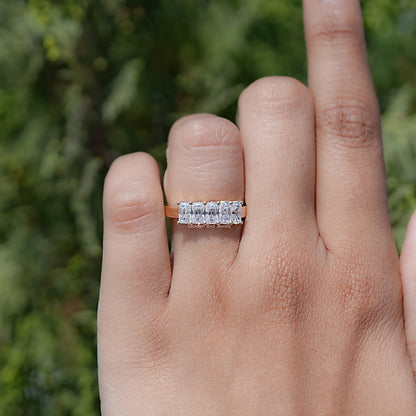 Moissanit-Ring mit fünf Steinen im Radiantschliff