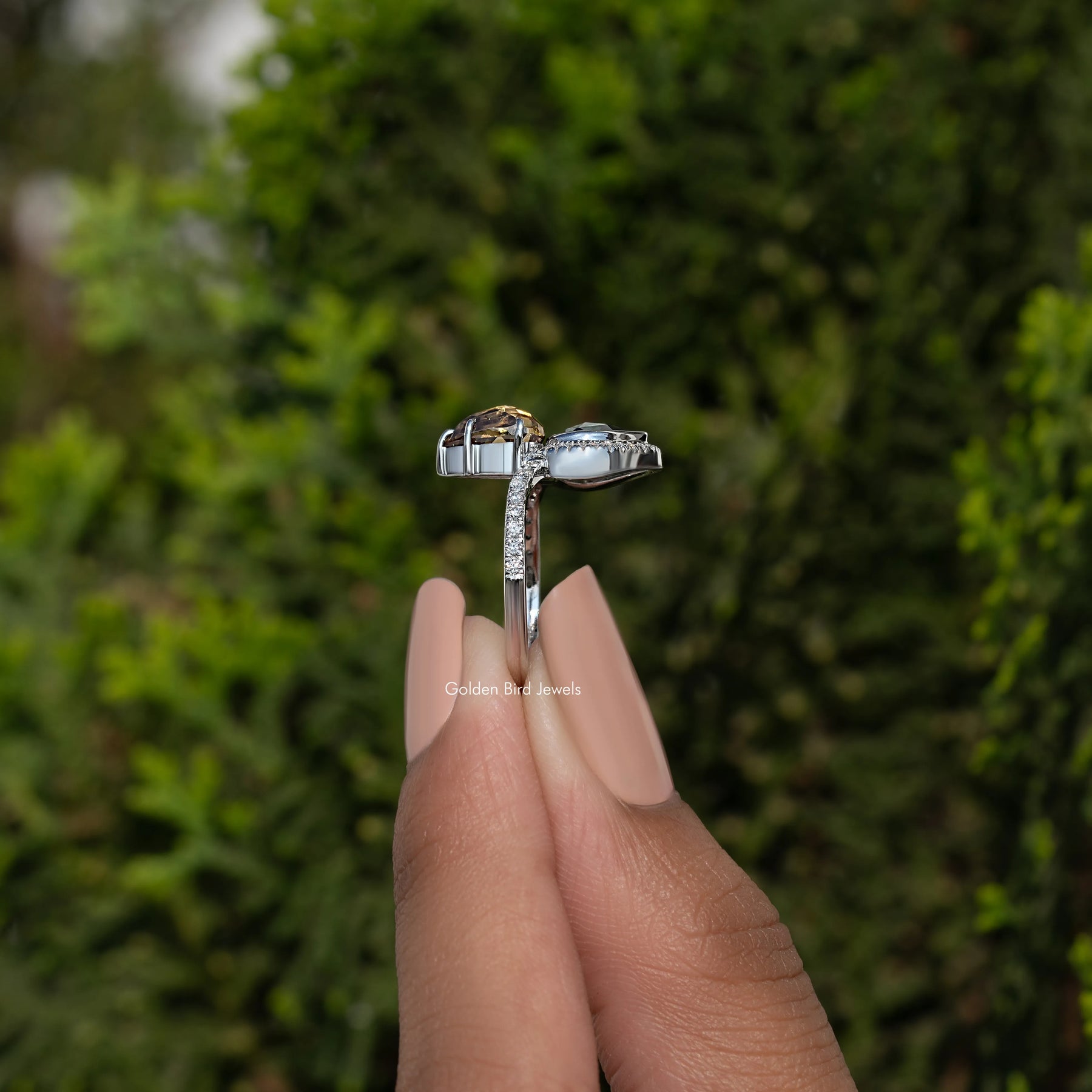 Verlobungsring mit Moissanit im Rosenschliff und Birnenform
