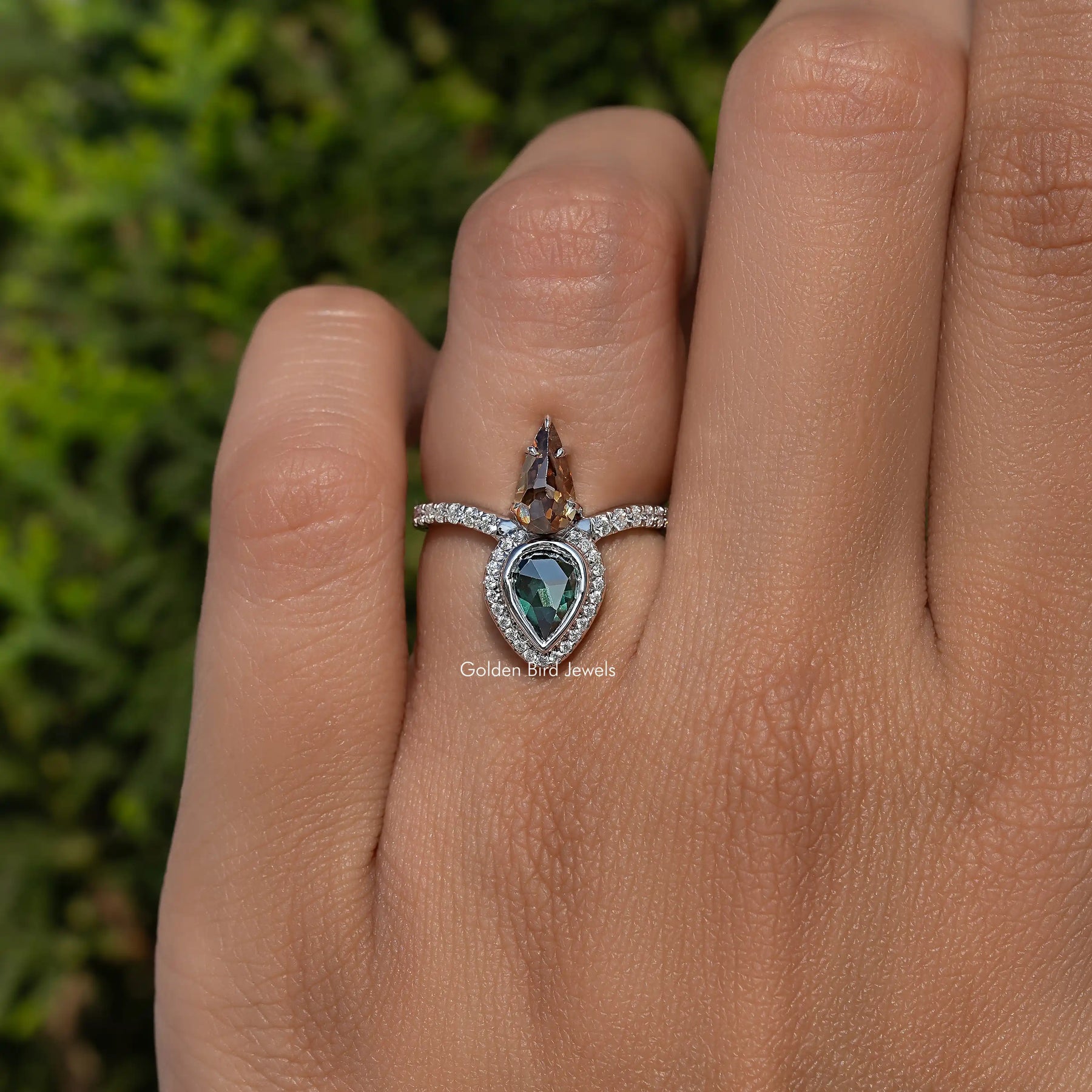 Verlobungsring mit Moissanit im Rosenschliff und Birnenform