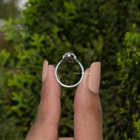 Verlobungsring mit Moissanit im Rosenschliff und Birnenform