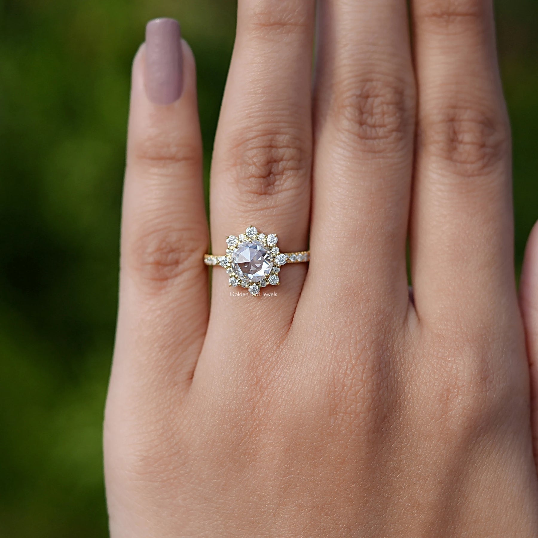 Runder Halo-Moissanit-Ring im Rosenschliff