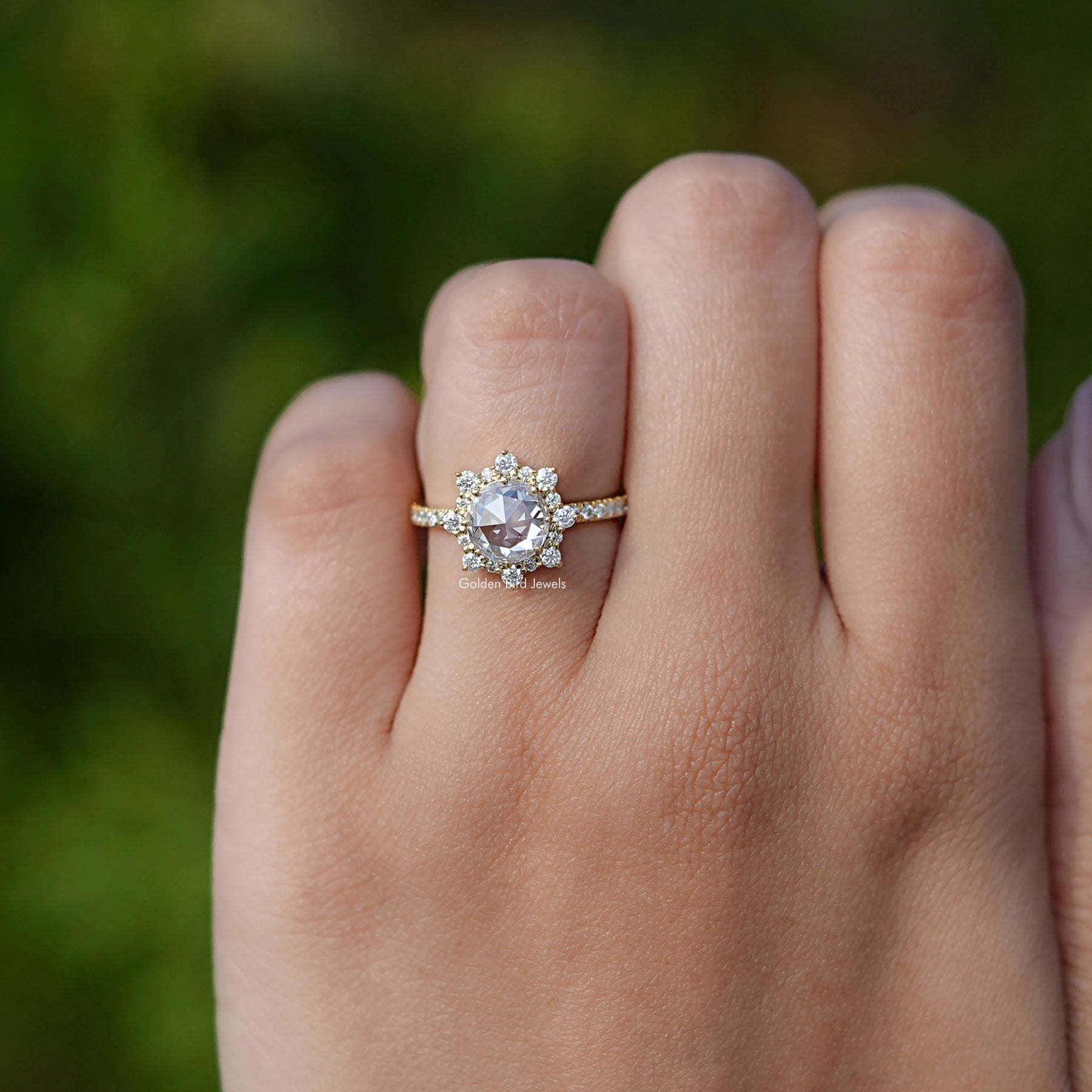 Runder Halo-Moissanit-Ring im Rosenschliff