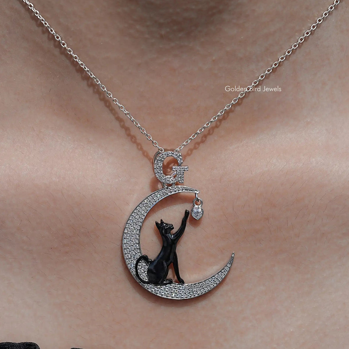 Geschenkanhänger mit Moissanit im Rundschliff, Katze und Mond