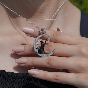 Geschenkanhänger mit Moissanit im Rundschliff, Katze und Mond