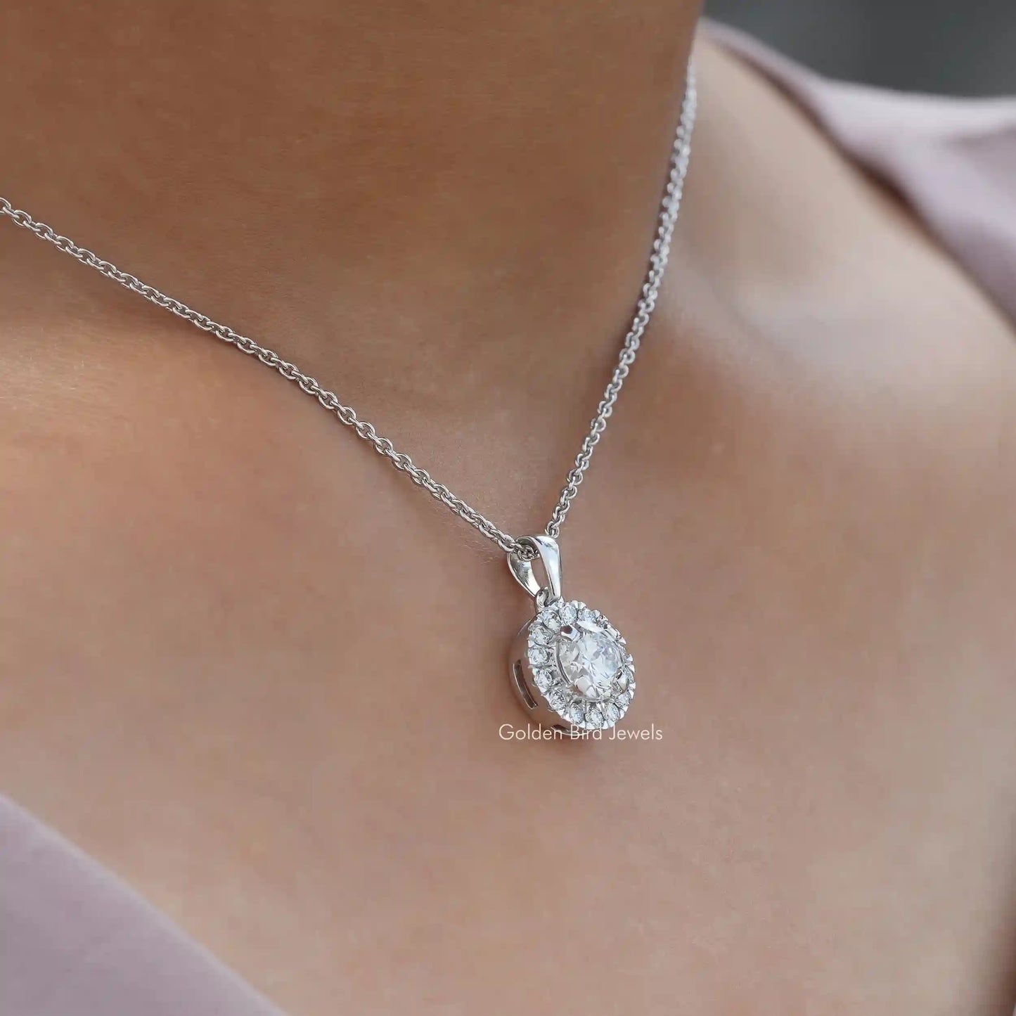 Side view of round cut pendant In white Gold