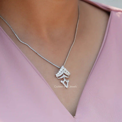 In front view of moissanite round cut pendant