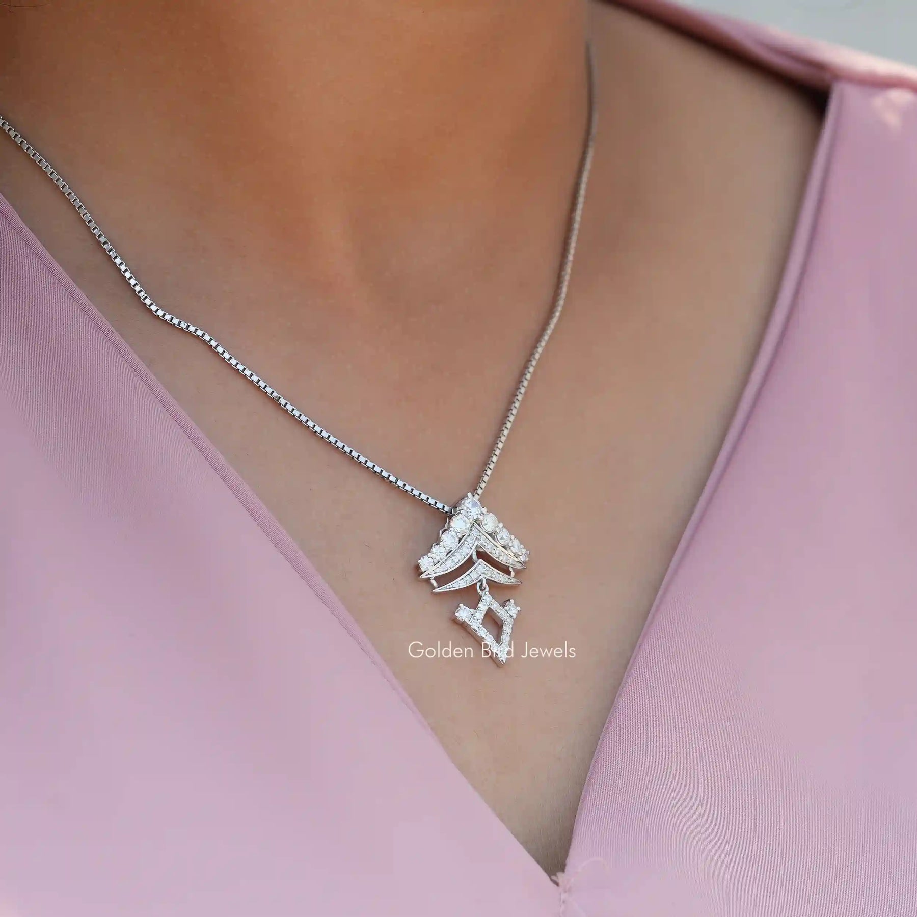 In front view of moissanite round cut pendant