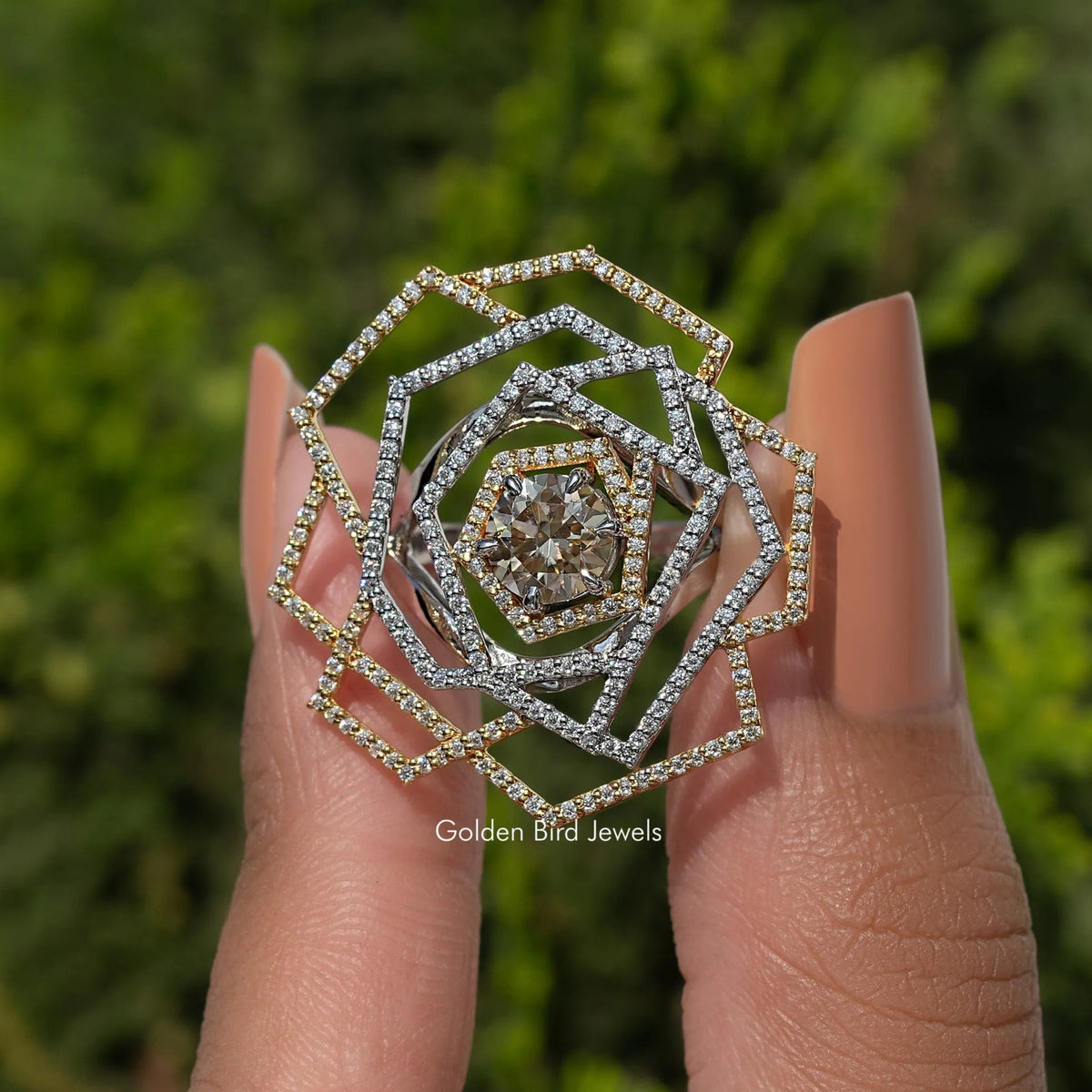 Verlobungsring mit Moissanit-Cluster im Rundschliff