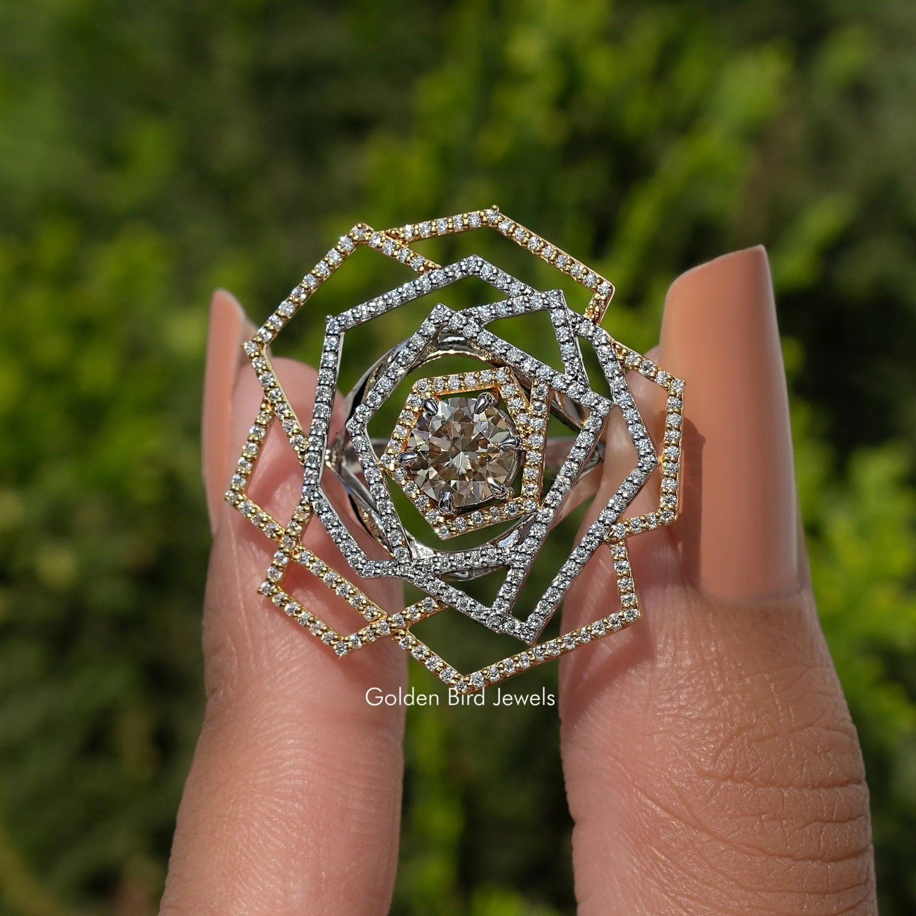 Verlobungsring mit Moissanit-Cluster im Rundschliff