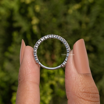 Dreiviertel Eternity Ehering mit Moissanit im Rundschliff