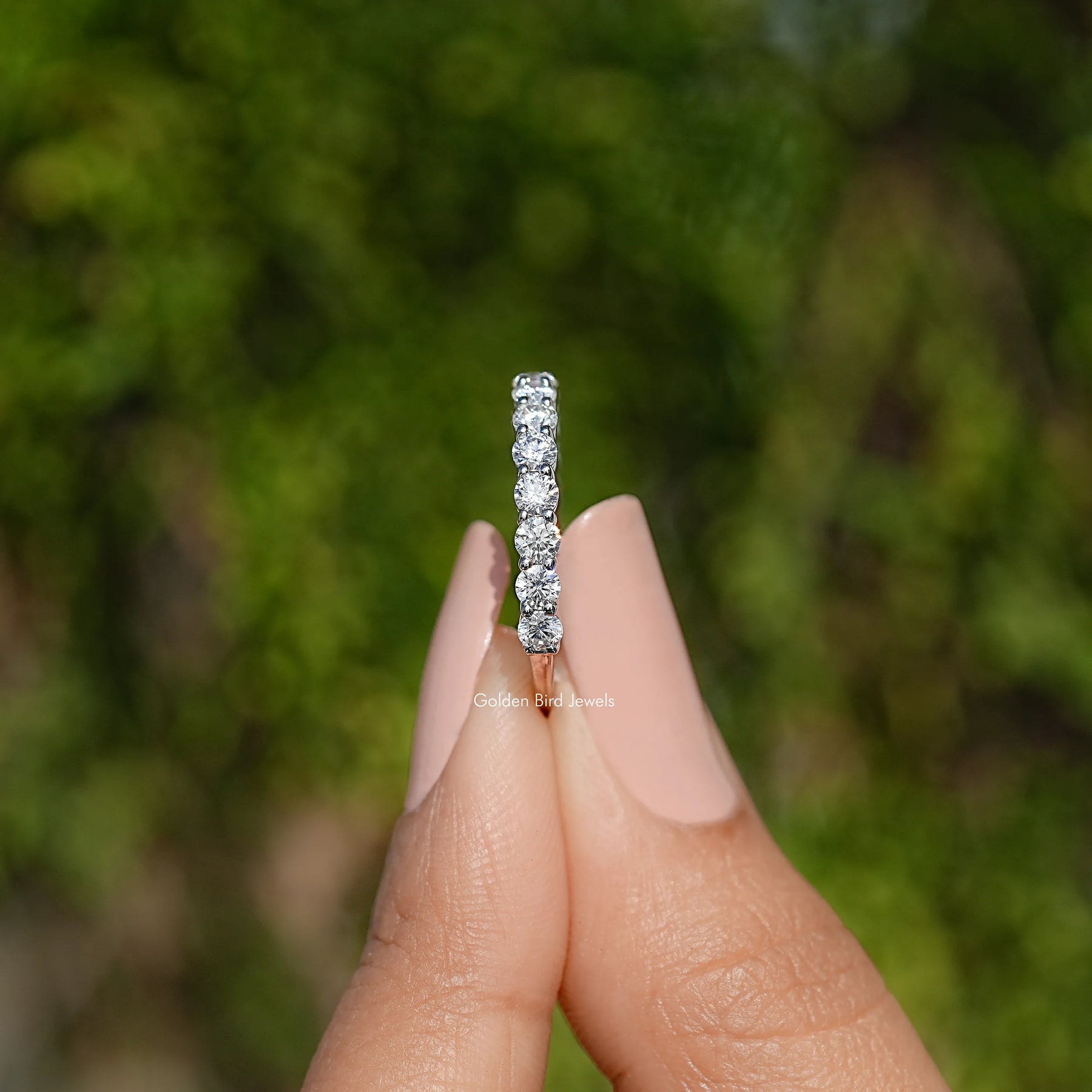 Dreiviertel Eternity Ehering mit Moissanit im Rundschliff