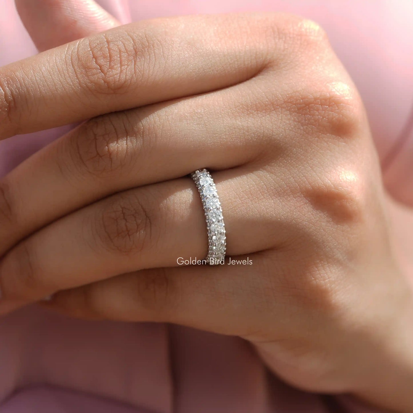Moissanit-Eternity-Ring im Rundschliff und Pavéfassung