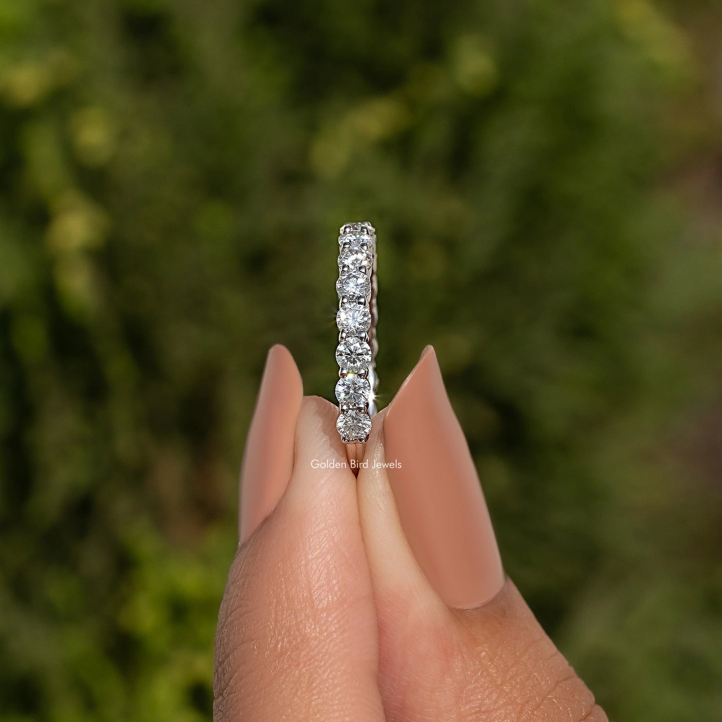 Dreiviertel Eternity Ehering mit Moissanit im Rundschliff