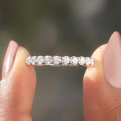 Dreiviertel Eternity Ehering mit Moissanit im Rundschliff