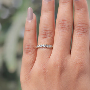 Runder Moissanit-Eternity-Ring in Zargenfassung