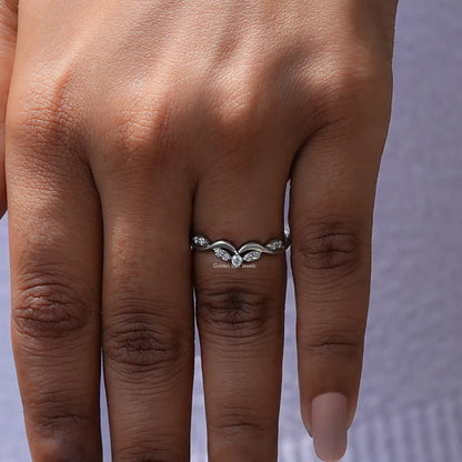 [Colorless Round Cut Moissanite Dainty Curved Band]-[Golden Bird Jewels]