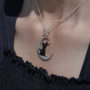 Geschenkanhänger mit Moissanit im Rundschliff, Katze und Mond