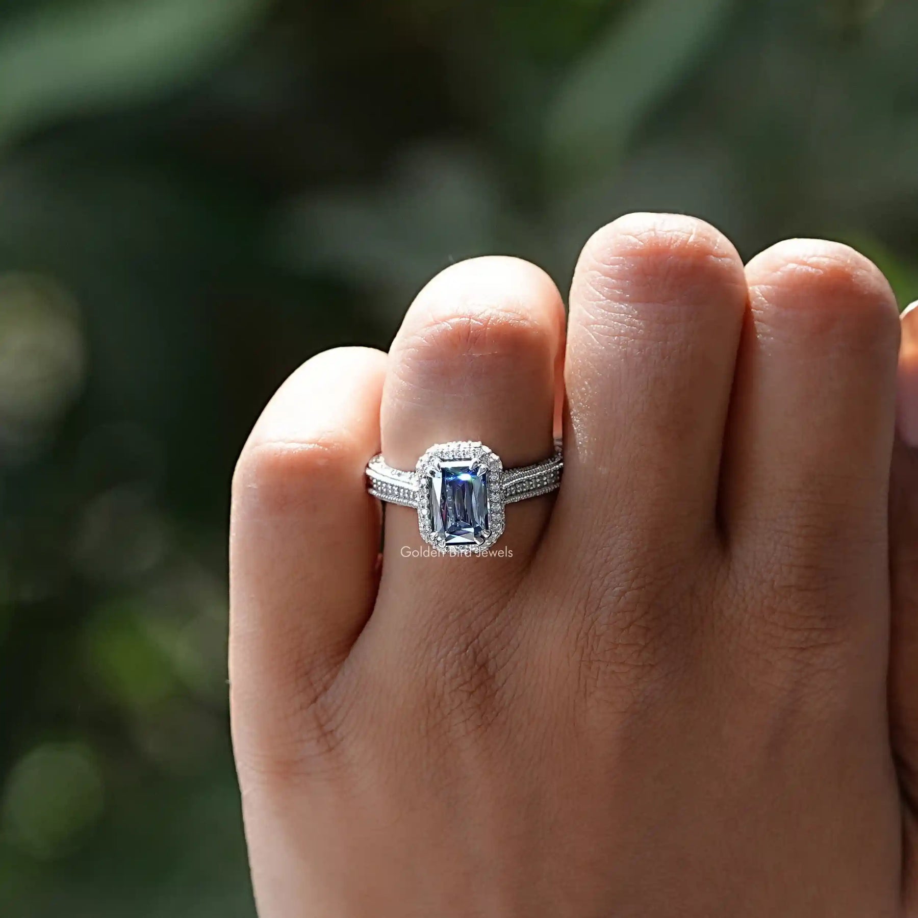 Doppelter Halo-Ring mit blauem Moissanit im Criss-Schliff