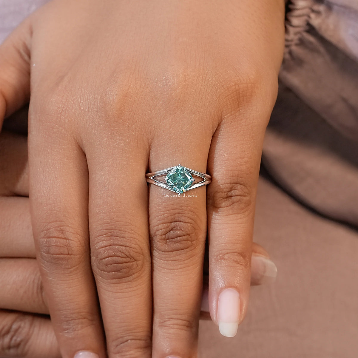 Kissen Moissanit Edelstein Ring mit geteilter Ringschiene