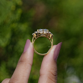 Art-Deco-Ring mit Moissanit im Stufenschliff und Kissenform