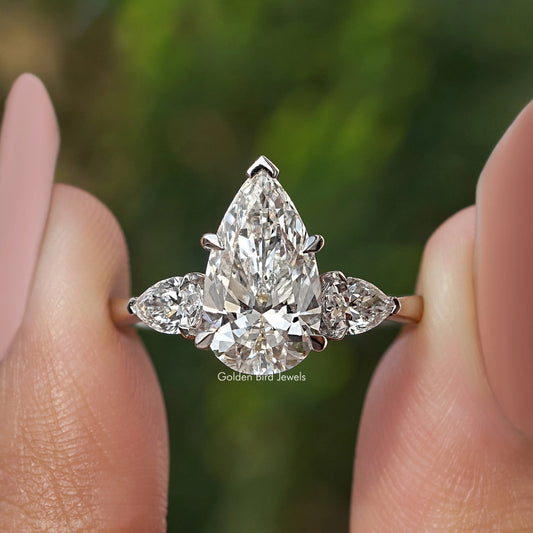 Drei Steine Engagementring mit birnenförmigen Diamanten