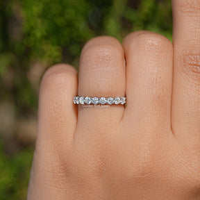 Dreiviertel Eternity Ehering mit Moissanit im Rundschliff