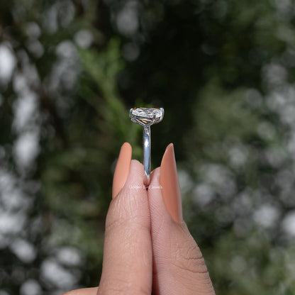 Birnenförmiger, strahlender, ausgefallener farbiger Moissanit-Ring „Toi Et Moi“.