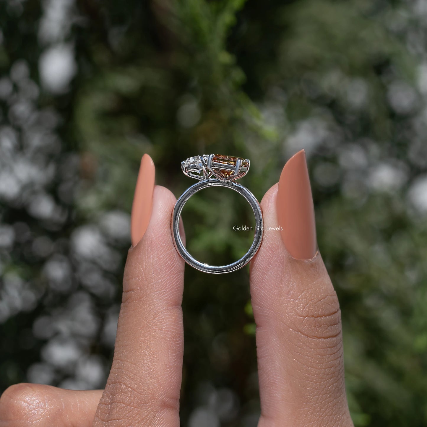 Birnenförmiger, strahlender, ausgefallener farbiger Moissanit-Ring „Toi Et Moi“.