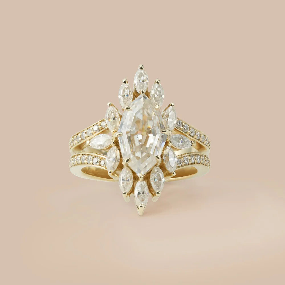 product | collection-banner-golden-bird-jewels-//de.goldenbirdjewels.com/cdn/shop/files/Vintage-Moissanite-Ring-Image-Golden-Bird-Jewels.webp?v=1672058144