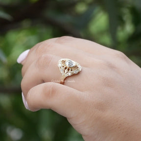 Round Cut Vintage Style Engagement Ring In Yellow Gold