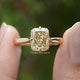 Gelber Radiant-Schliff-Moissanit-Verlobungsring mit verstecktem Halo
