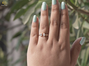 Offener Ring mit zwei Steinen aus Marquise- und Smaragd-Moissanit