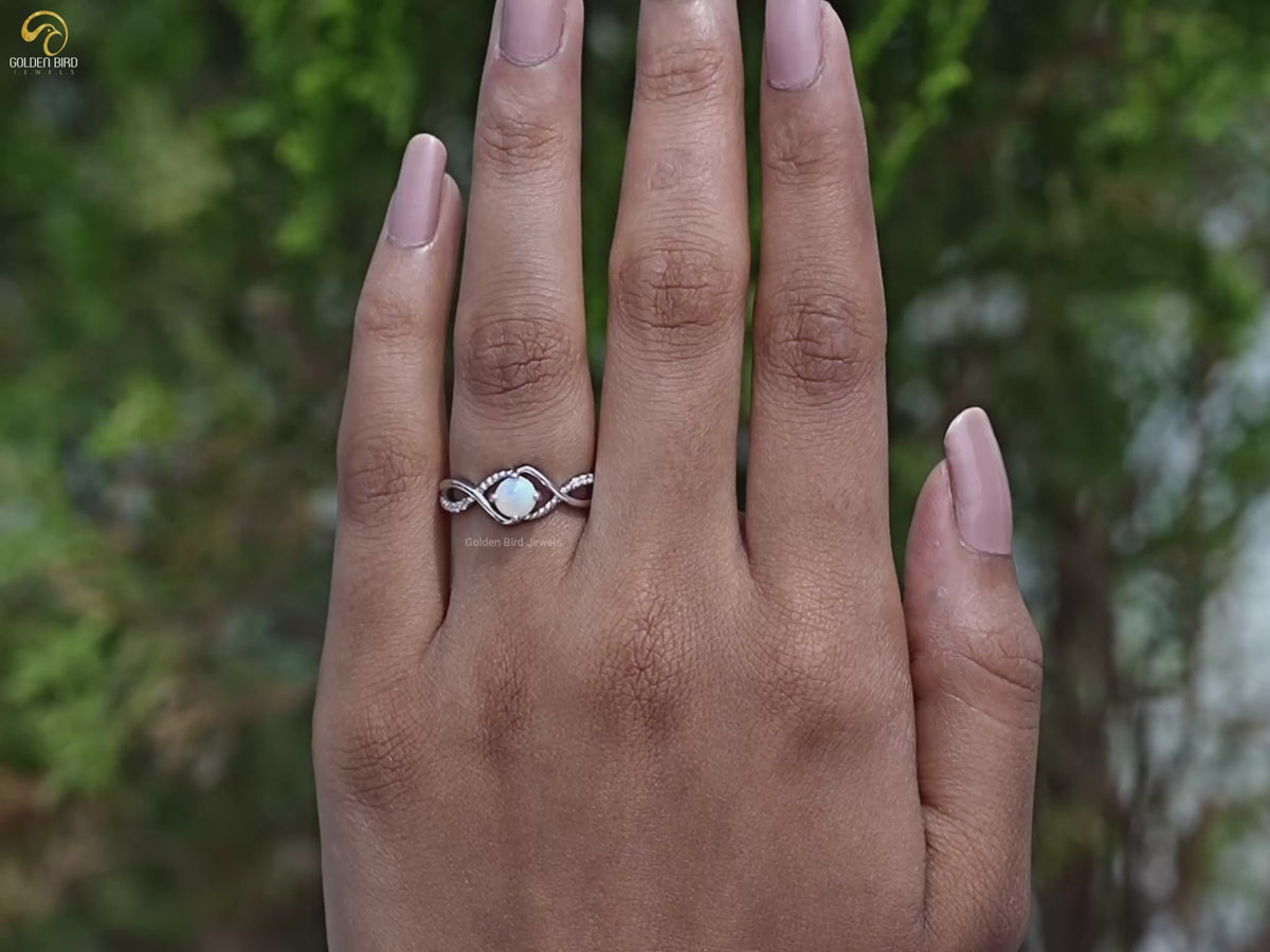 Akzentring im Infinity-Stil mit rundem Opal-Edelstein