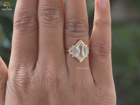 Länglicher Moissanit-Ring mit fünf Steinen im Hexagon-Schliff