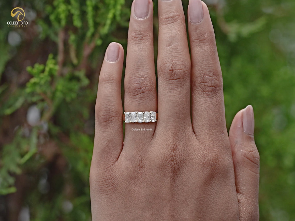 Moissanit-Ring mit fünf Steinen im Radiantschliff