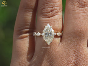 Verlobungsring mit Marquise-Schliff Moissanit.