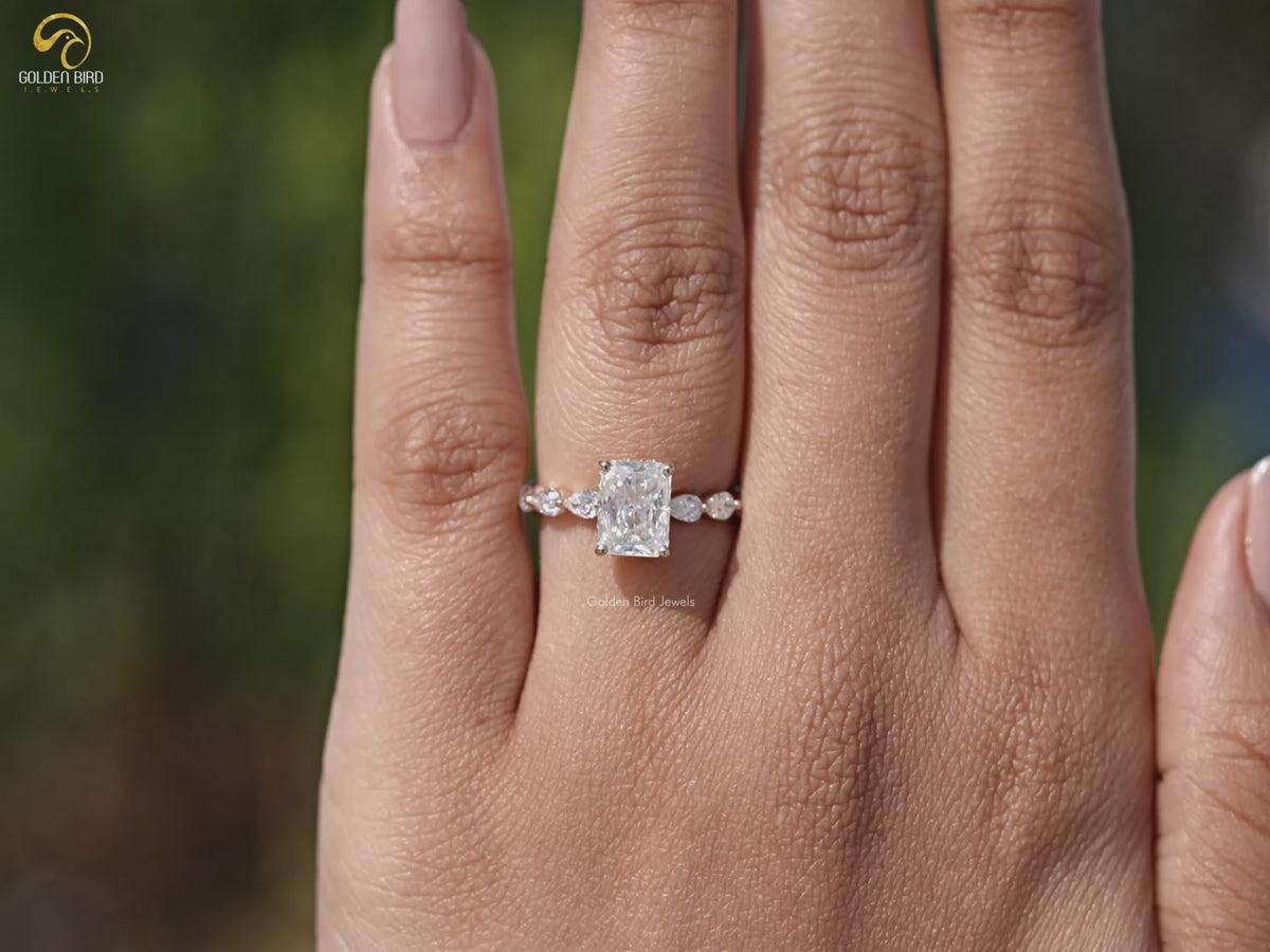 Moissanitring mit Strahlenschliff und verstecktem Halo im Crushed Ice-Stil