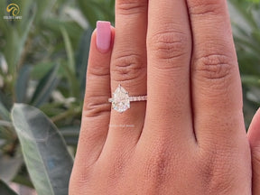 Ring mit Moissanit-Akzentstein im Birnenschliff