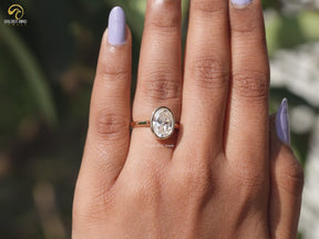 Ovaler Moissanit Solitär Ring mit Zargenfassung