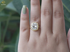Farbloser Old Mine Cushion Moissanite Ring mit Lünette