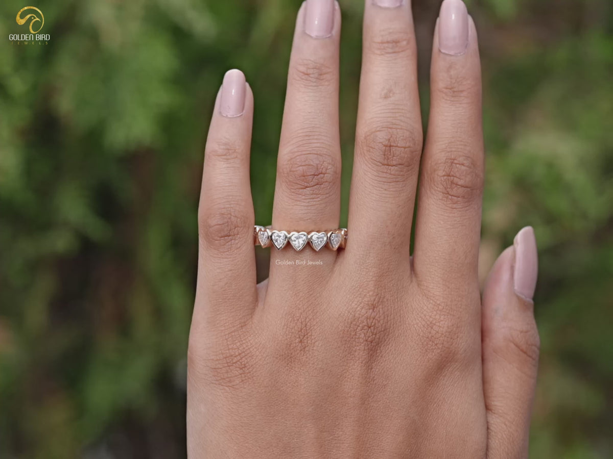 Eternity-Ring mit herzförmiger Moissanit-Lünette