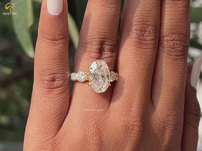 Ring mit Moissanit-Akzentstein im Oval- und Rundschliff
