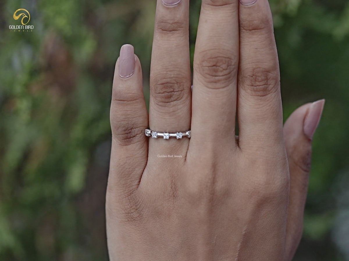 Farbloser Moissanit-Halb-Eternity-Ring im Prinzessschliff