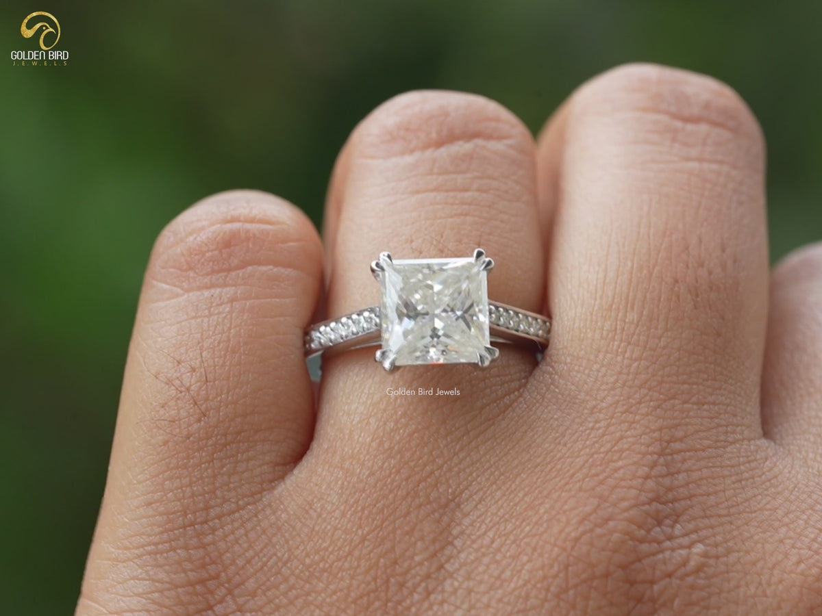 Solitär-Moissanit-Ring mit Prinzessschliff und Akzentstein